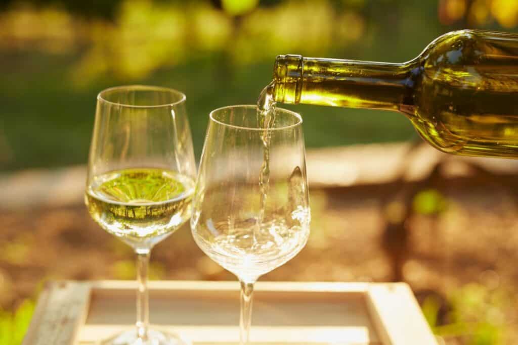 how-long-does-white-wine-last-after-opening-tasty-vino